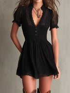 MINI VESTIDO NEGRO CLÁSICO DE MUSE CON FRUNCIDO Y RIBETE DE ENCAJE