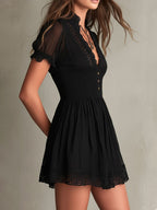 MINI VESTIDO NEGRO CLÁSICO DE MUSE CON FRUNCIDO Y RIBETE DE ENCAJE