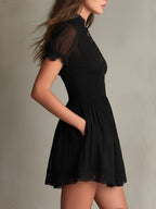 MINI VESTIDO NEGRO CLÁSICO DE MUSE CON FRUNCIDO Y RIBETE DE ENCAJE