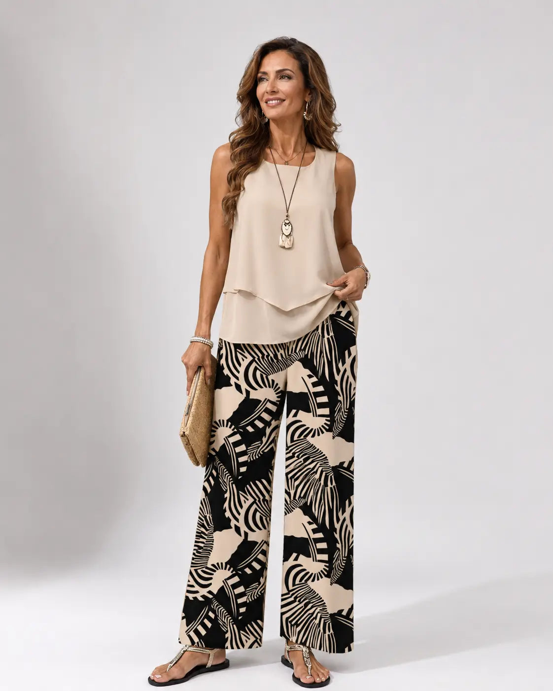 IGNACIA™ | CONJUNTO BLUSA BEIGE Y PANTALÓN BOTÁNICO