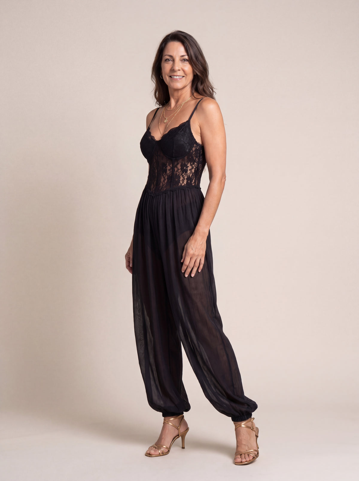 LAIA | ROMPER HALTER CON ENCAJE FLUIDO