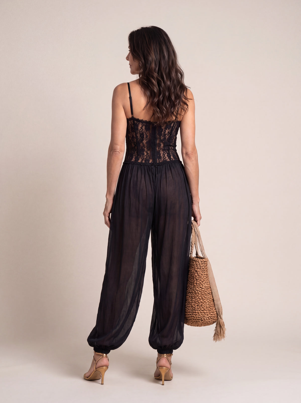 LAIA | ROMPER HALTER CON ENCAJE FLUIDO
