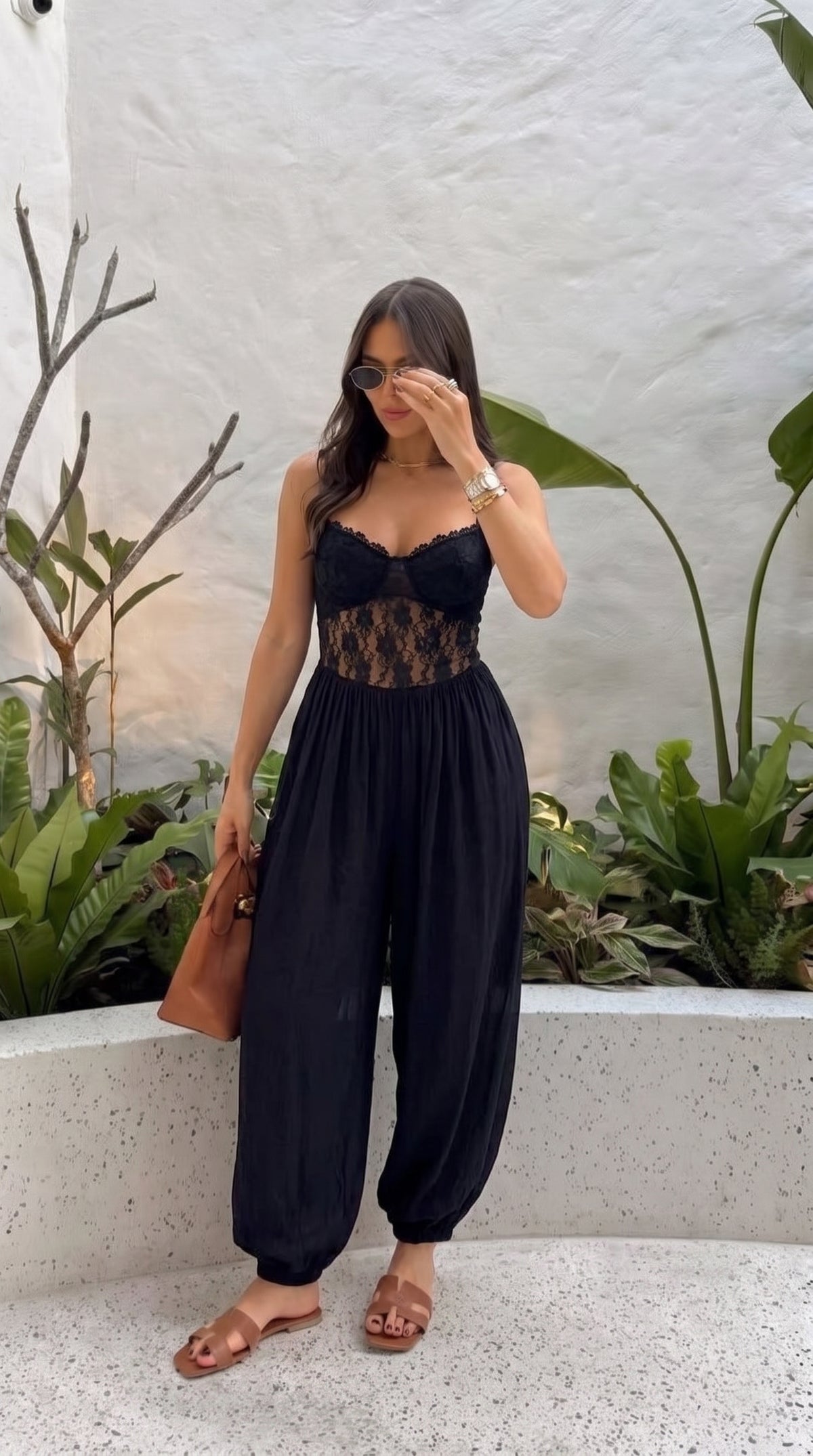 ¿Nadie le regala unas flores? 🥀Laura lleva puesto uno de nuestros bestsellers.